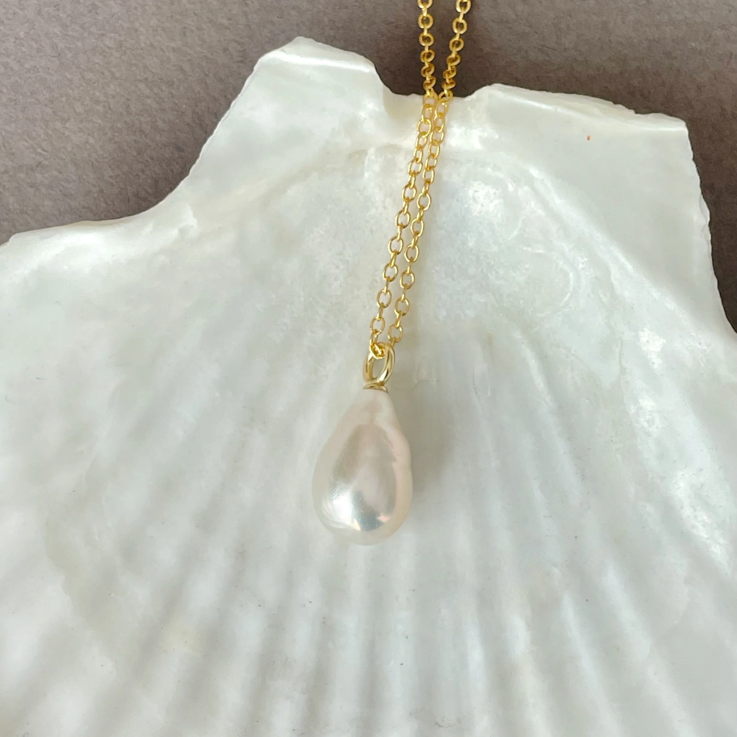 GORGEEEEOUS LONG WHITE DROP PEARL PENDANT