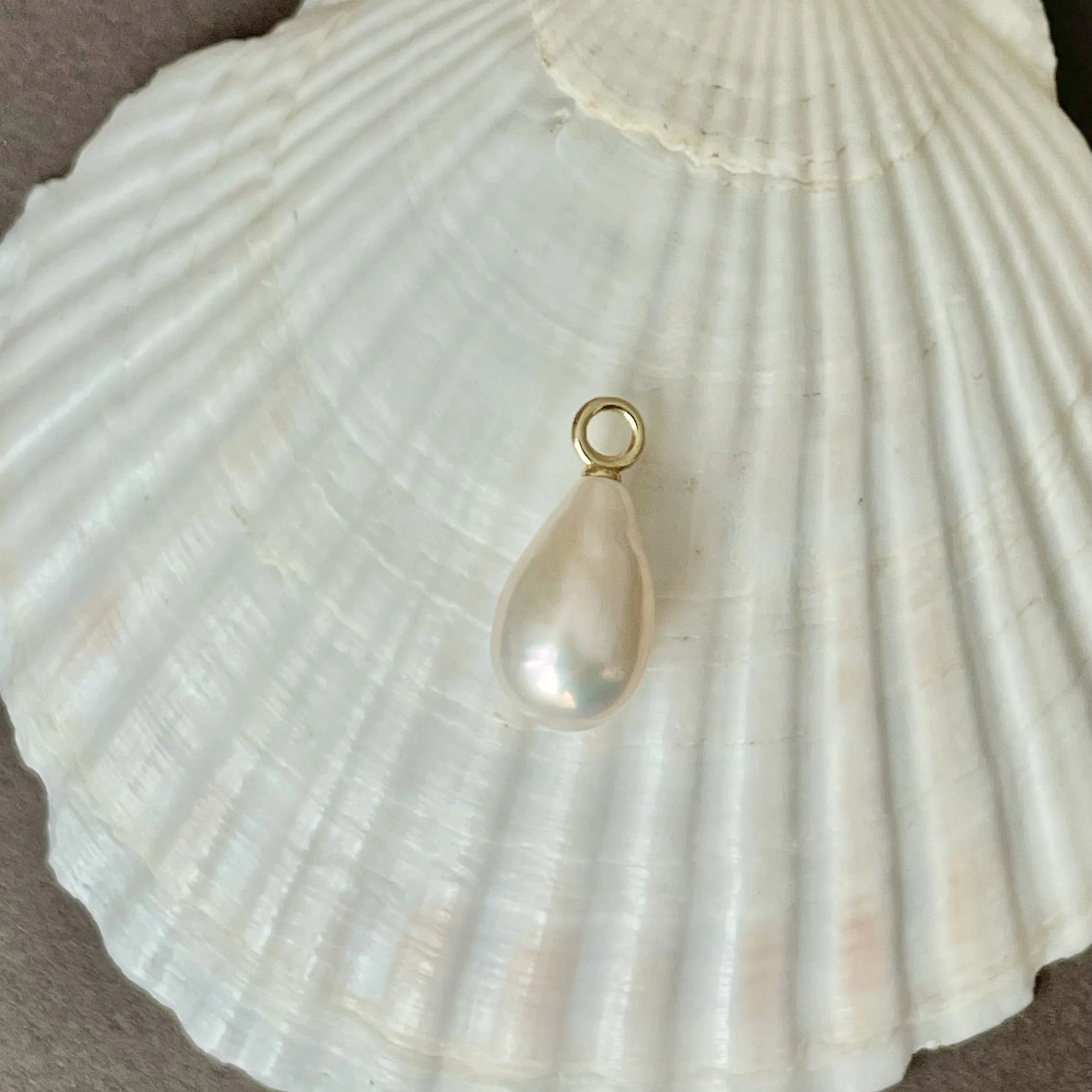 GORGEEEEOUS LONG WHITE DROP PEARL PENDANT