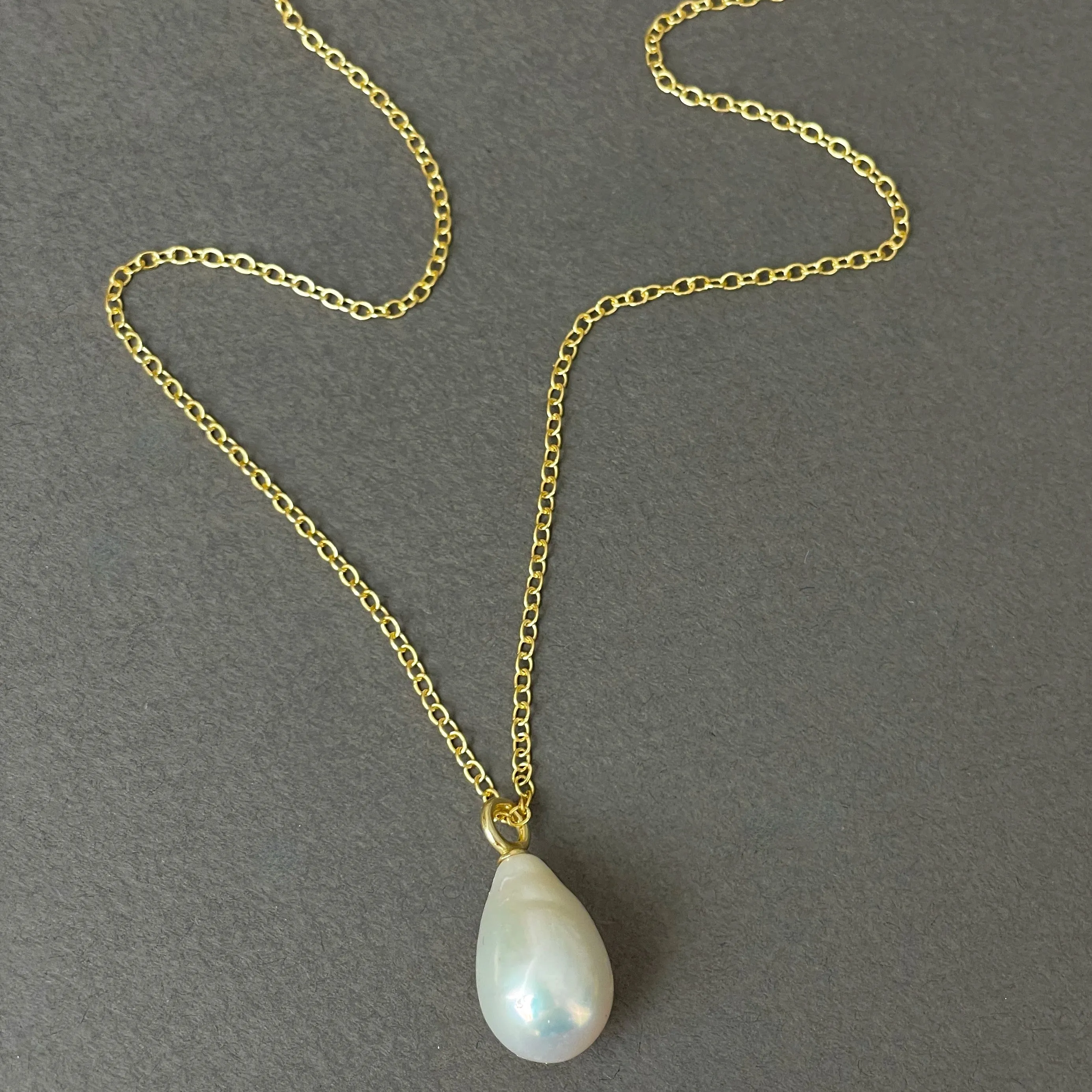 GORGEEEEOUS LONG WHITE DROP PEARL PENDANT