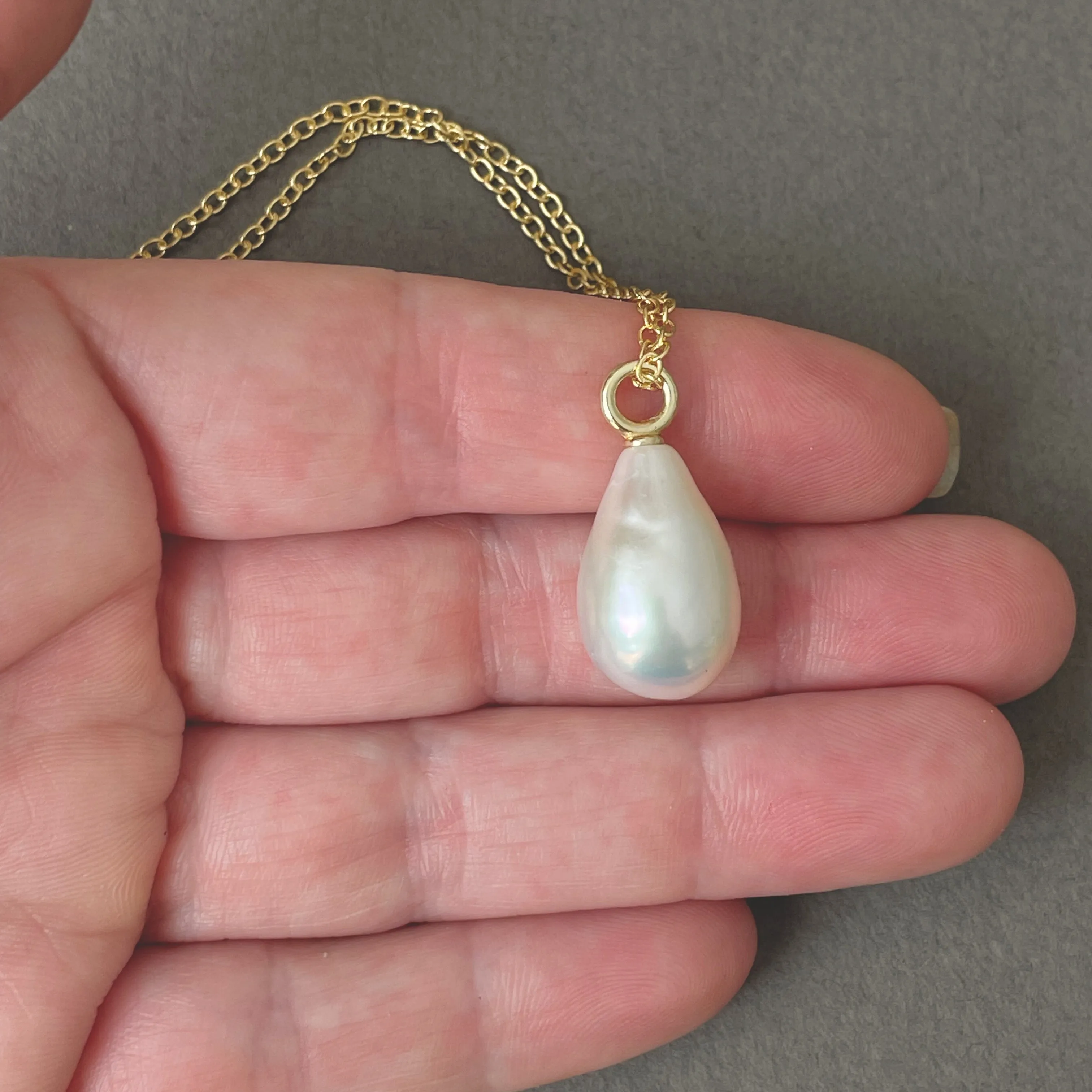 GORGEEEEOUS LONG WHITE DROP PEARL PENDANT