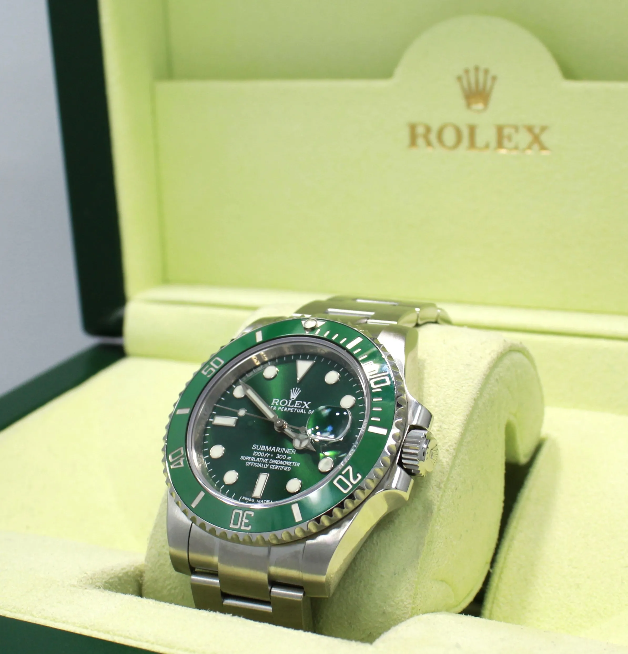 Rolex Oyster Perpetual Submariner HULK 116610LV BOX/PAPERS