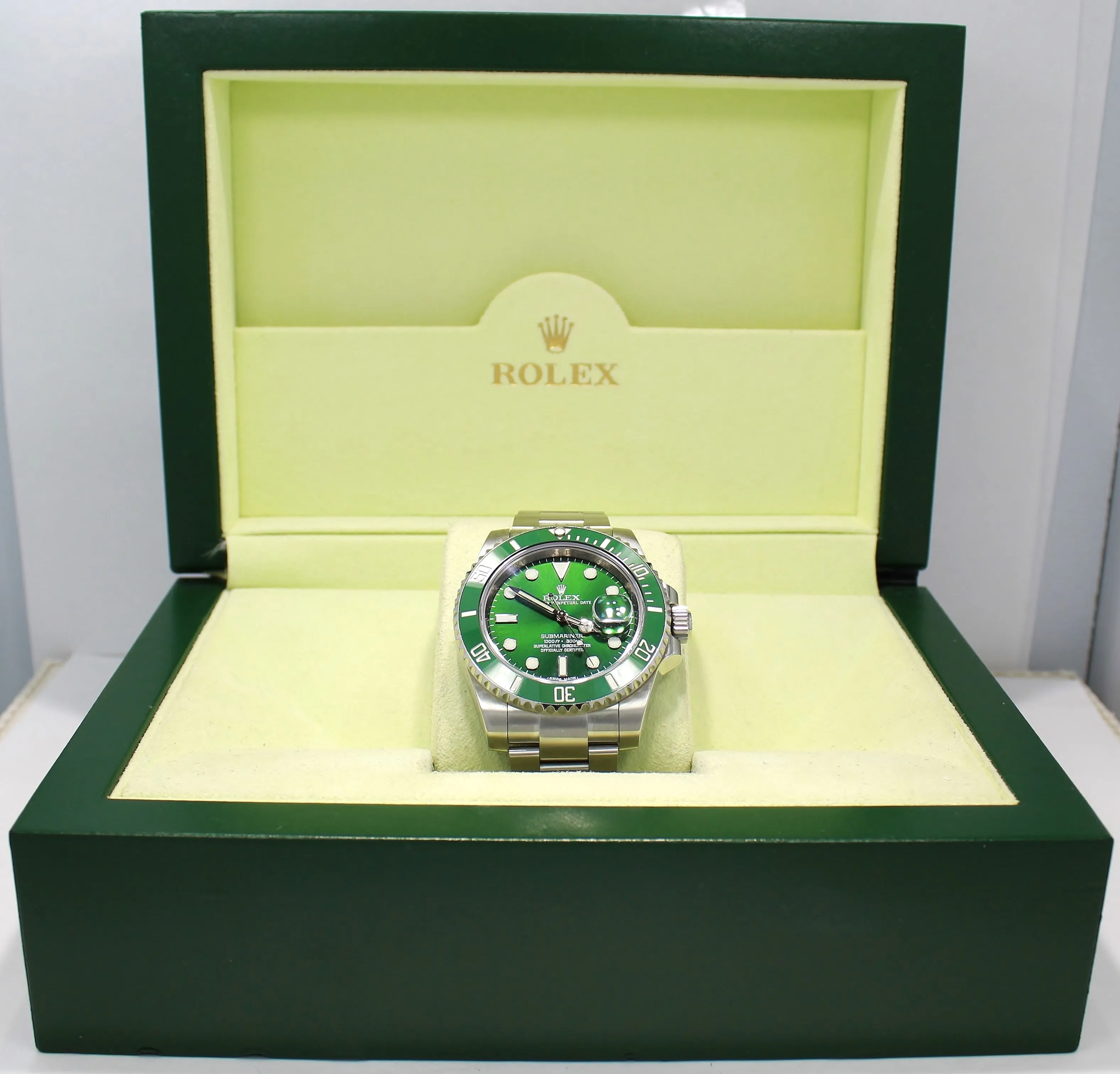 Rolex Oyster Perpetual Submariner HULK 116610LV BOX/PAPERS