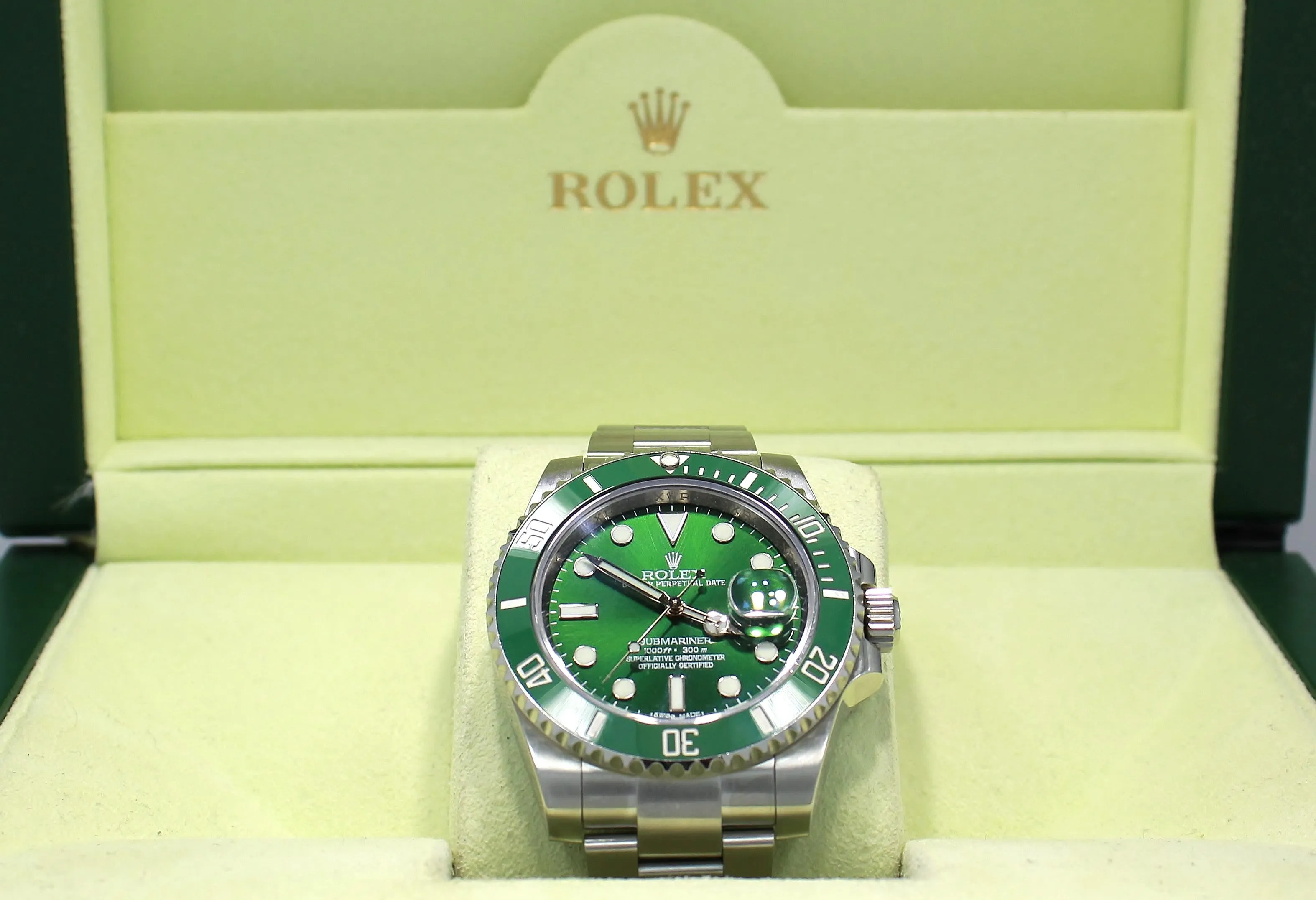 Rolex Oyster Perpetual Submariner HULK 116610LV BOX/PAPERS