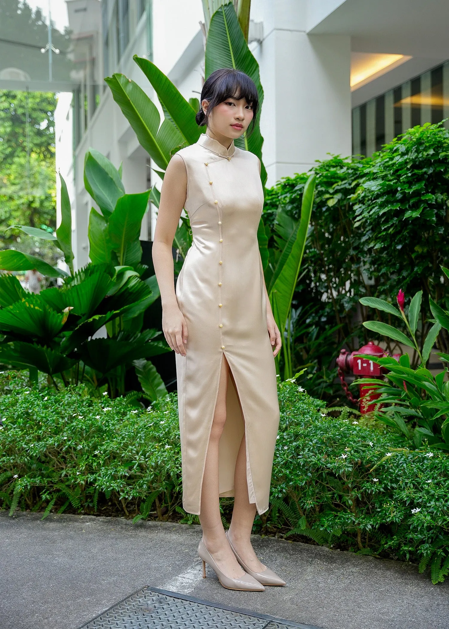 Sleeveless Satin Qipao (Champagne)